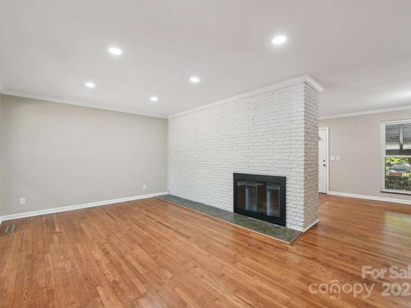 900 Woodlawn Road, Charlotte, NC 28209.  MLS# CAR4310357, YatesRealty ID 4344. 