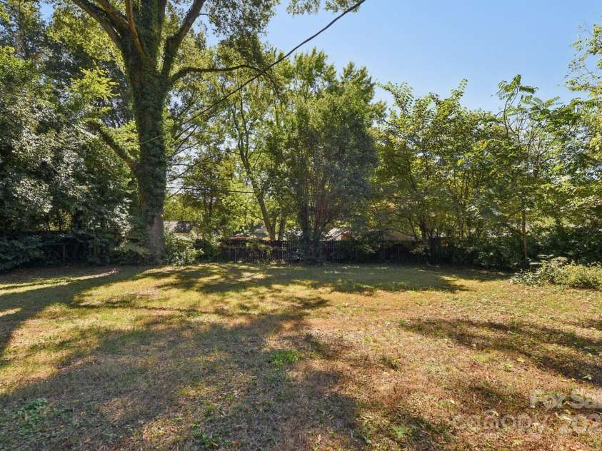 900 Woodlawn Road, Charlotte, NC 28209.  MLS# CAR4310357, YatesRealty ID 4344. 