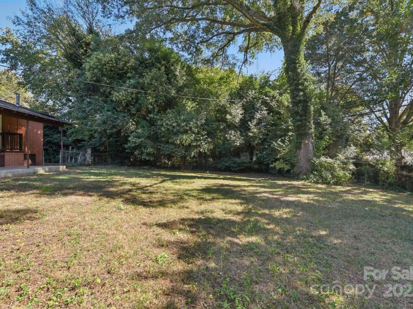 900 Woodlawn Road, Charlotte, NC 28209.  MLS# CAR4310357, YatesRealty ID 4344. 