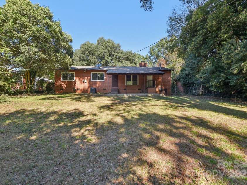 900 Woodlawn Road, Charlotte, NC 28209.  MLS# CAR4310357, YatesRealty ID 4344. 