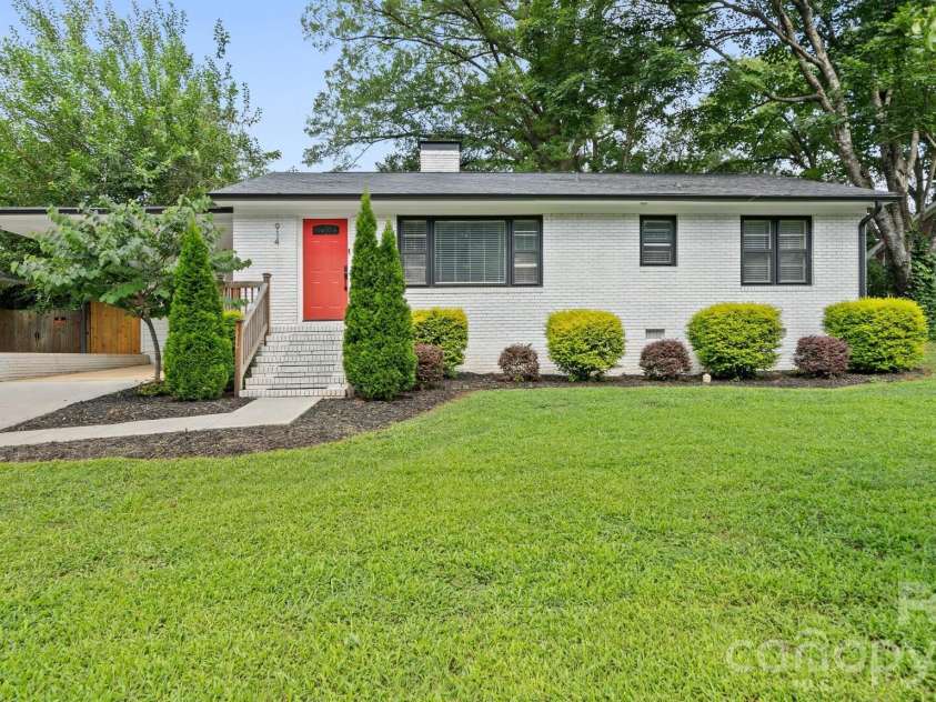 914 Crestmere Street, Charlotte, NC 28208.  MLS# CAR4407266, YatesRealty ID 43443. 