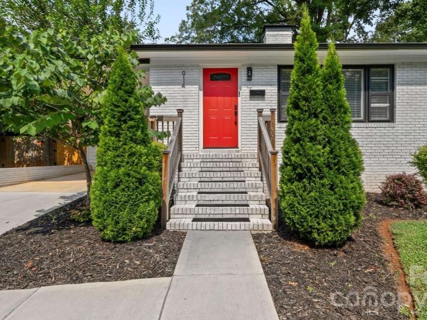 914 Crestmere Street, Charlotte, NC 28208.  MLS# CAR4407266, YatesRealty ID 43443. 