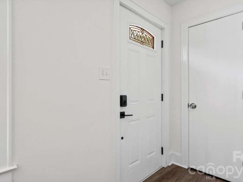 914 Crestmere Street, Charlotte, NC 28208.  MLS# CAR4407266, YatesRealty ID 43443. 