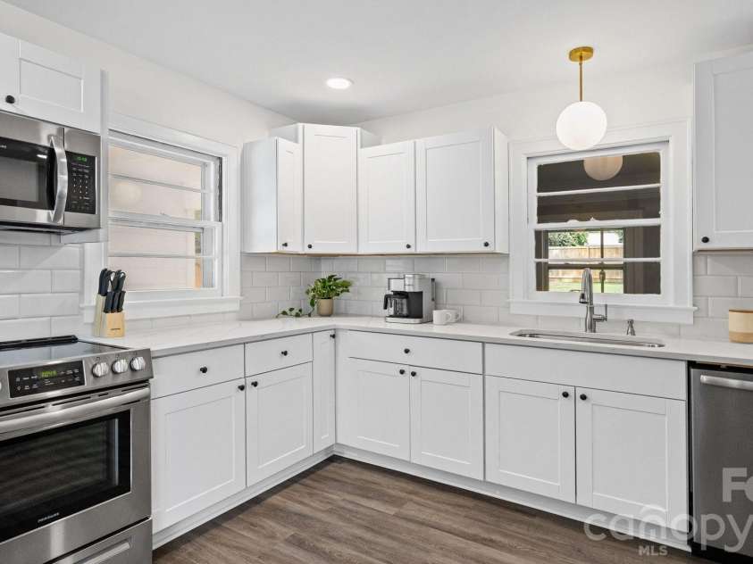 914 Crestmere Street, Charlotte, NC 28208.  MLS# CAR4407266, YatesRealty ID 43443. 