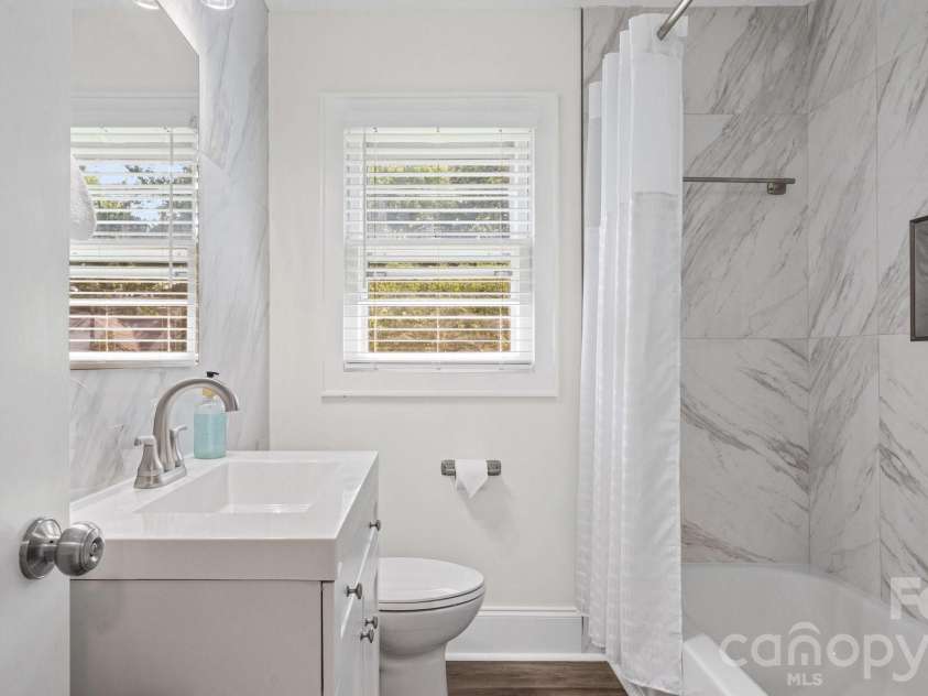 914 Crestmere Street, Charlotte, NC 28208.  MLS# CAR4407266, YatesRealty ID 43443. 