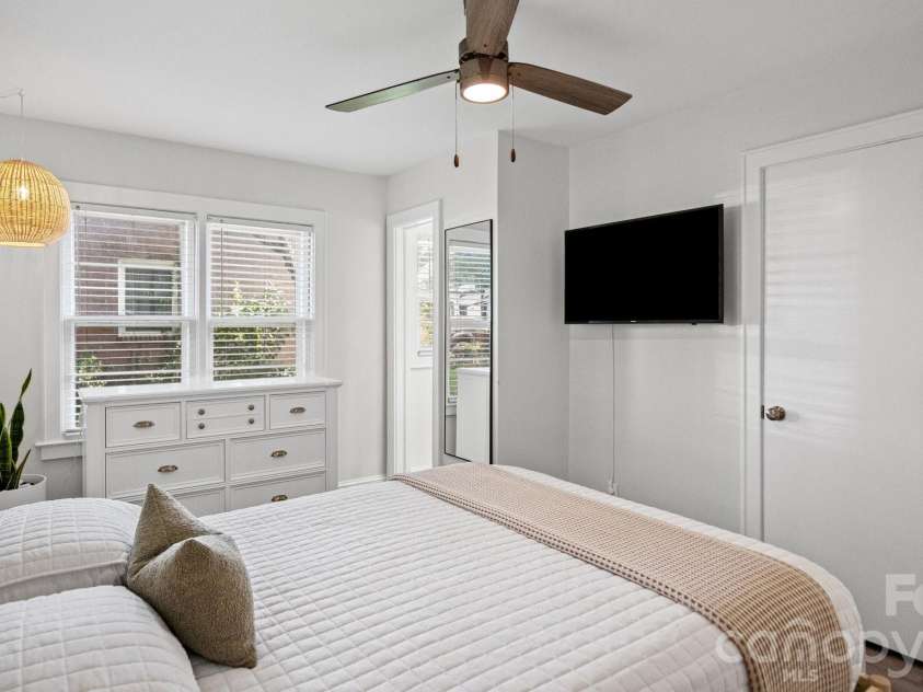 914 Crestmere Street, Charlotte, NC 28208.  MLS# CAR4407266, YatesRealty ID 43443. 