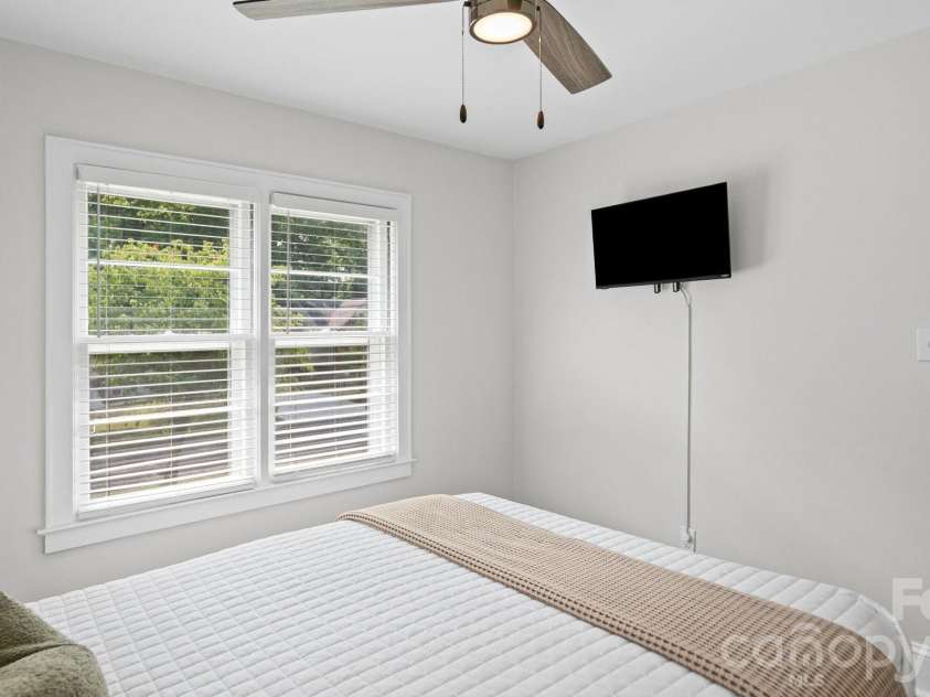 914 Crestmere Street, Charlotte, NC 28208.  MLS# CAR4407266, YatesRealty ID 43443. 