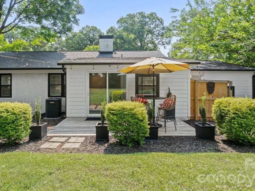 914 Crestmere Street, Charlotte, NC 28208.  MLS# CAR4407266, YatesRealty ID 43443. 