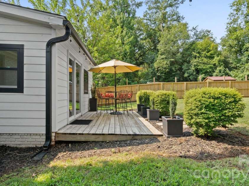 914 Crestmere Street, Charlotte, NC 28208.  MLS# CAR4407266, YatesRealty ID 43443. 