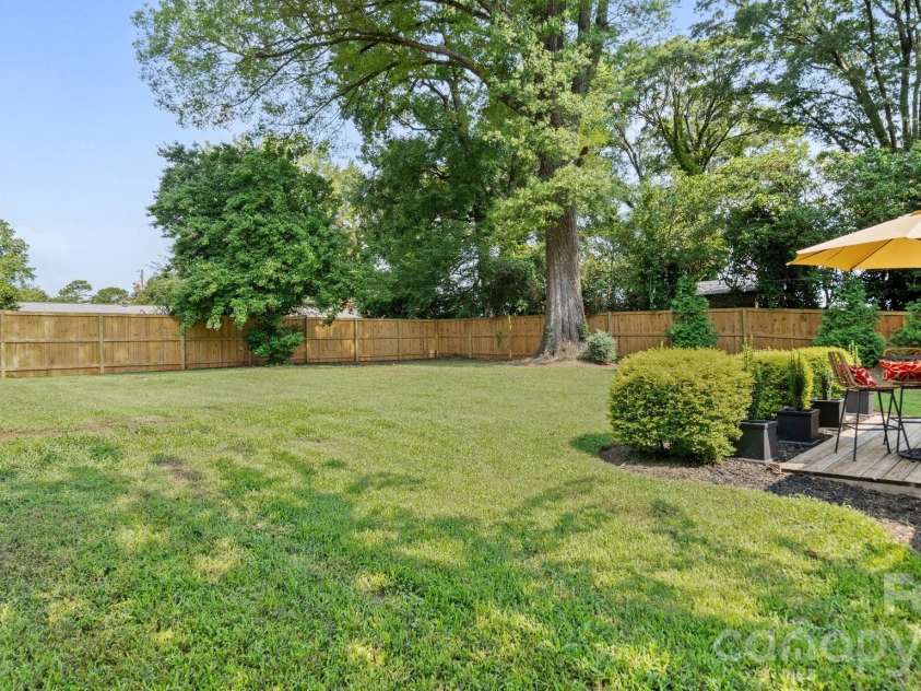 914 Crestmere Street, Charlotte, NC 28208.  MLS# CAR4407266, YatesRealty ID 43443. 