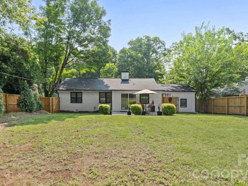 914 Crestmere Street, Charlotte, NC 28208.  MLS# CAR4407266, YatesRealty ID 43443. 