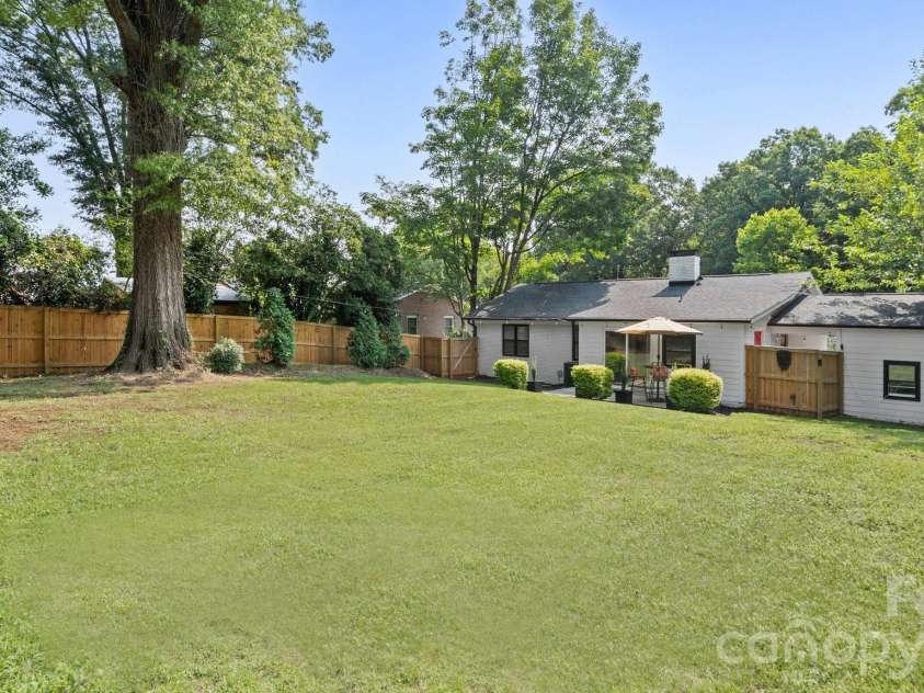 914 Crestmere Street, Charlotte, NC 28208.  MLS# CAR4407266, YatesRealty ID 43443. 