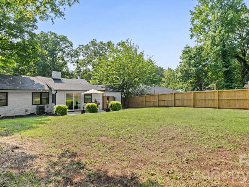 914 Crestmere Street, Charlotte, NC 28208.  MLS# CAR4407266, YatesRealty ID 43443. 