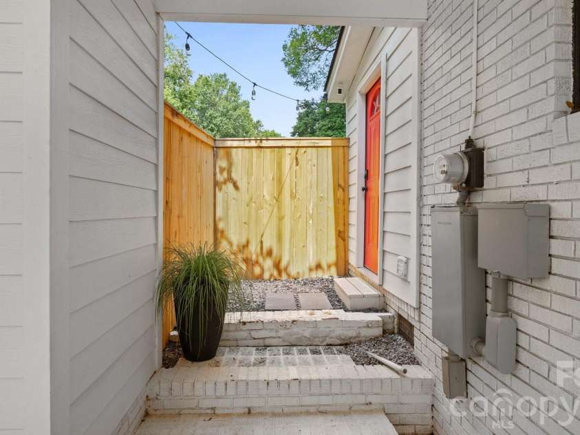 914 Crestmere Street, Charlotte, NC 28208.  MLS# CAR4407266, YatesRealty ID 43443. 