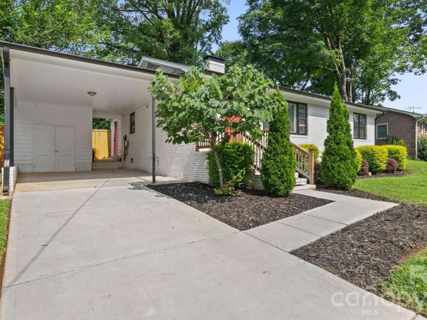 914 Crestmere Street, Charlotte, NC 28208.  MLS# CAR4407266, YatesRealty ID 43443. 