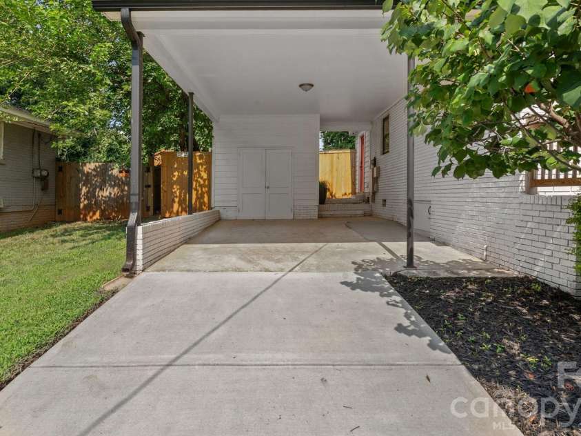 914 Crestmere Street, Charlotte, NC 28208.  MLS# CAR4407266, YatesRealty ID 43443. 