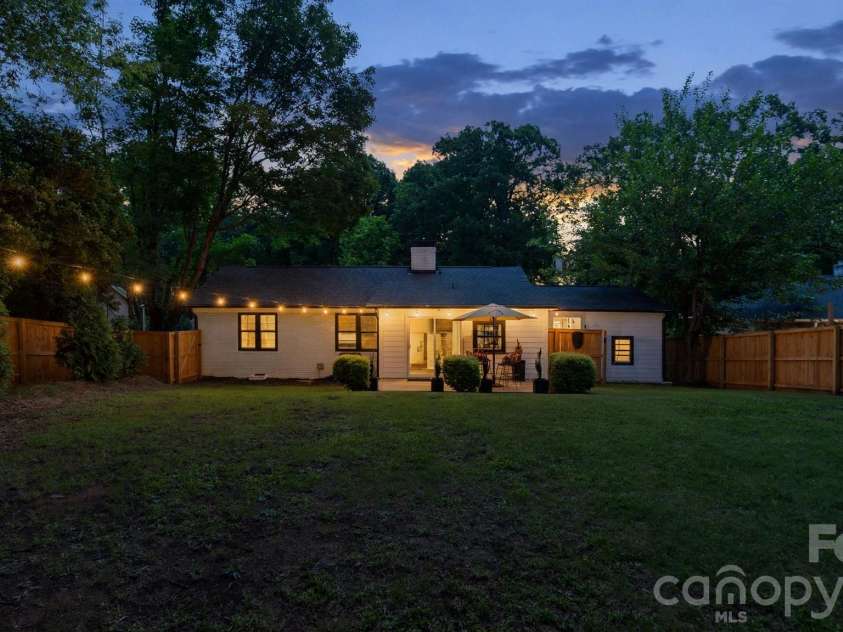 914 Crestmere Street, Charlotte, NC 28208.  MLS# CAR4407266, YatesRealty ID 43443. 