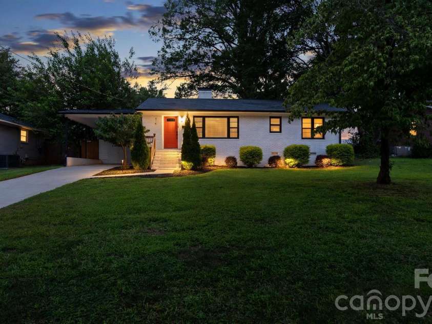 914 Crestmere Street, Charlotte, NC 28208.  MLS# CAR4407266, YatesRealty ID 43443. 