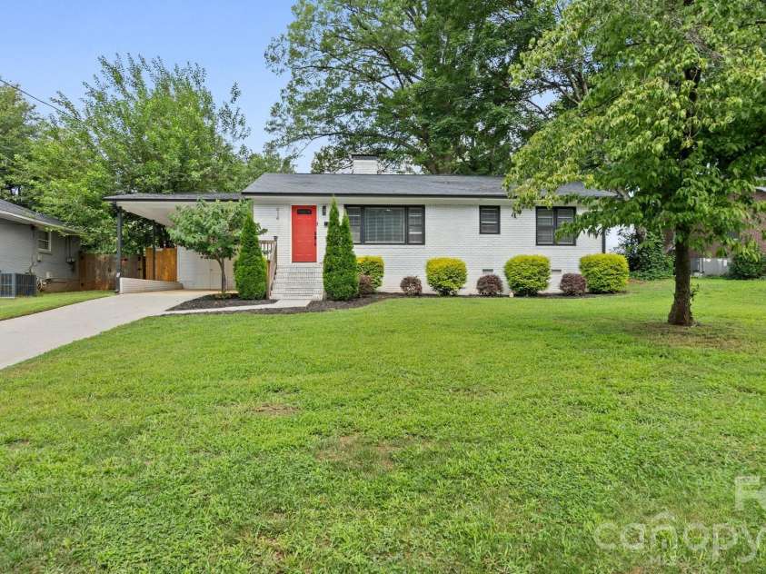 914 Crestmere Street, Charlotte, NC 28208.  MLS# CAR4407266, YatesRealty ID 43443. 