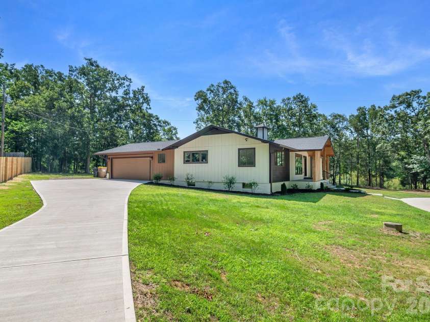 5033 Waxhaw Indian Trail Road, Matthews, NC 28104.  MLS# CAR4398876, YatesRealty ID 43444. 