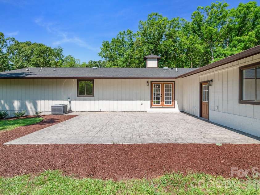 5033 Waxhaw Indian Trail Road, Matthews, NC 28104.  MLS# CAR4398876, YatesRealty ID 43444. 