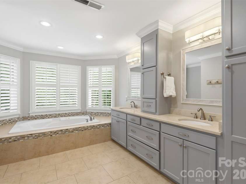 170 Kimberly Road, Davidson, NC 28036.  MLS# CAR4405171, YatesRealty ID 43447. Primary Bathroom