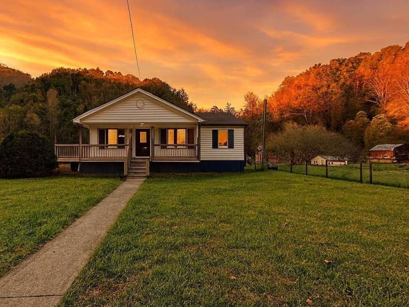 718 Bald Mountain Road, Burnsville, NC 28714.  MLS# CAR4313778, YatesRealty ID 4345. 