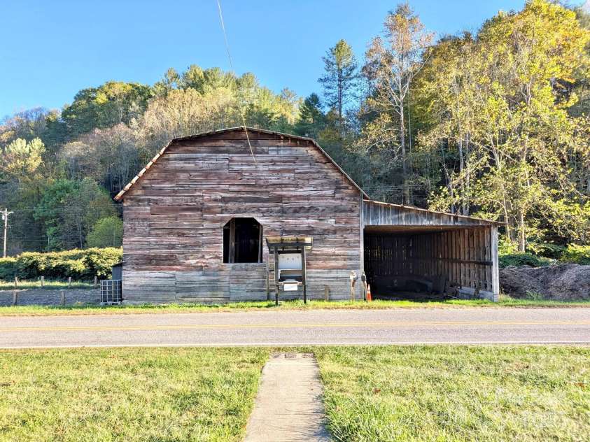 718 Bald Mountain Road, Burnsville, NC 28714.  MLS# CAR4313778, YatesRealty ID 4345. 