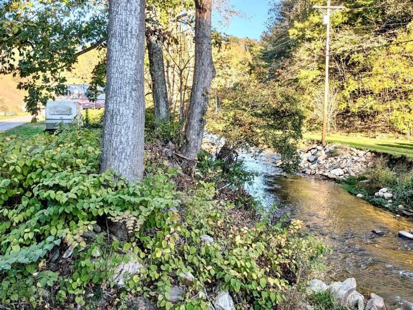 718 Bald Mountain Road, Burnsville, NC 28714.  MLS# CAR4313778, YatesRealty ID 4345. 