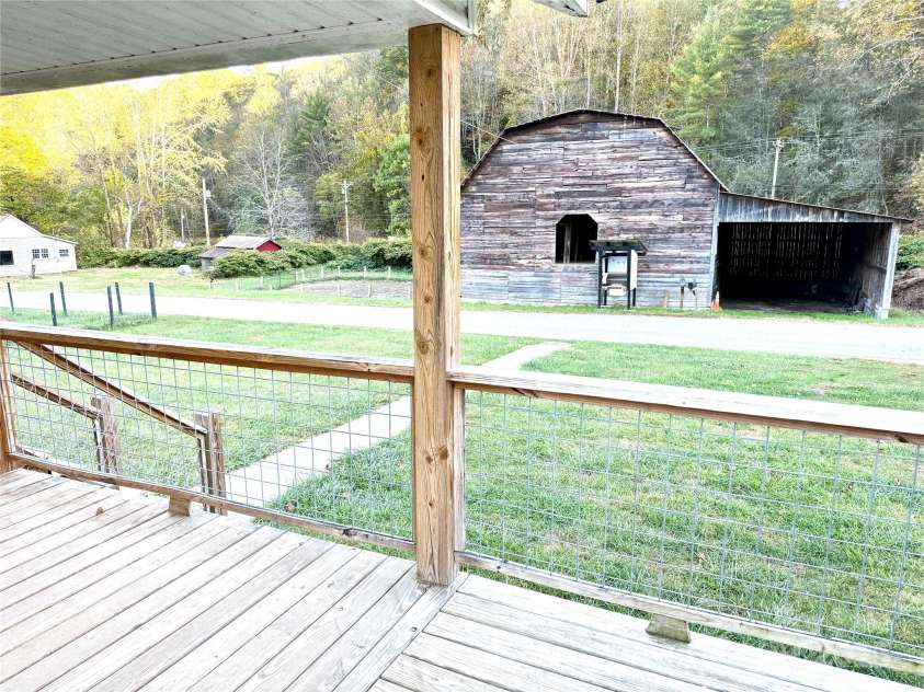 718 Bald Mountain Road, Burnsville, NC 28714.  MLS# CAR4313778, YatesRealty ID 4345. 