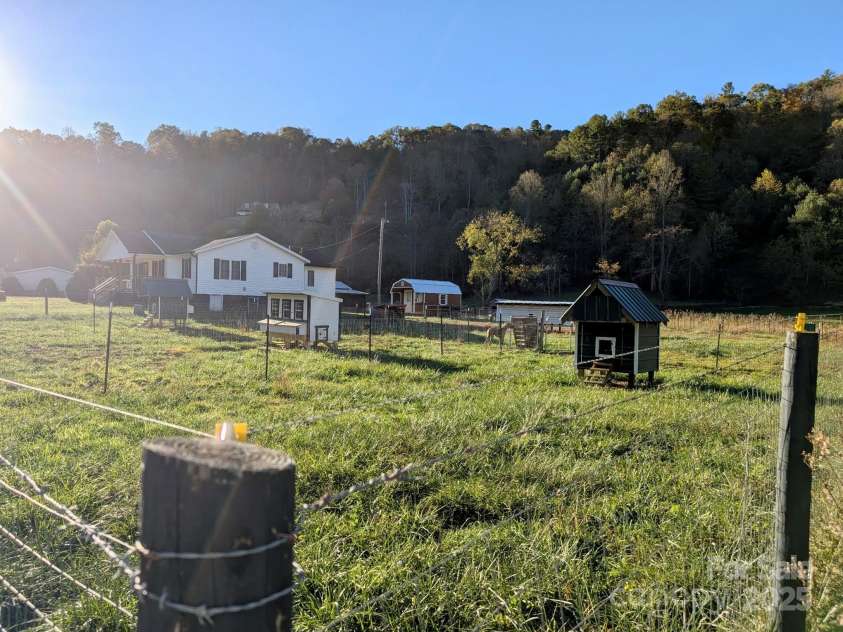 718 Bald Mountain Road, Burnsville, NC 28714.  MLS# CAR4313778, YatesRealty ID 4345. 