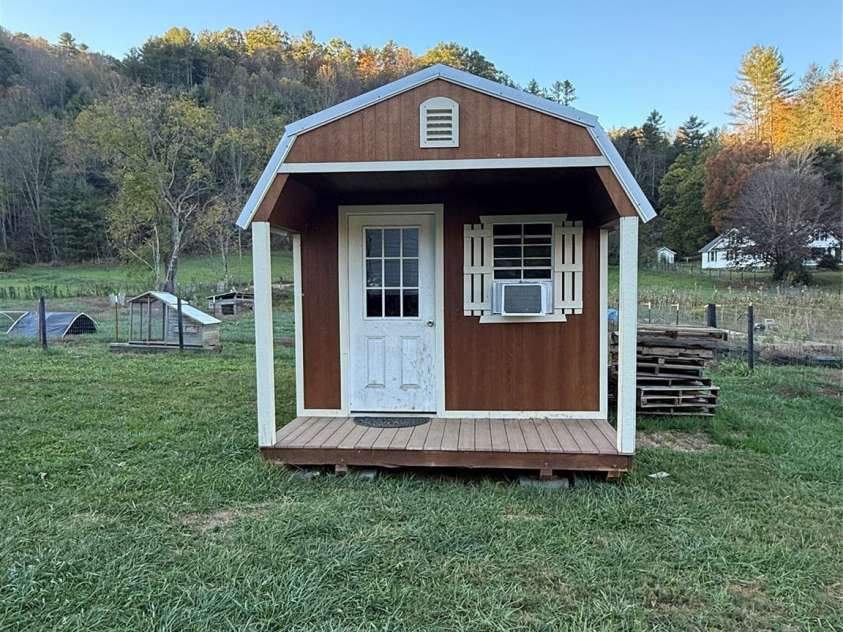 718 Bald Mountain Road, Burnsville, NC 28714.  MLS# CAR4313778, YatesRealty ID 4345. 