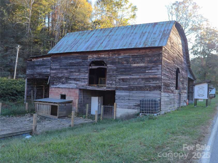 718 Bald Mountain Road, Burnsville, NC 28714.  MLS# CAR4313778, YatesRealty ID 4345. 