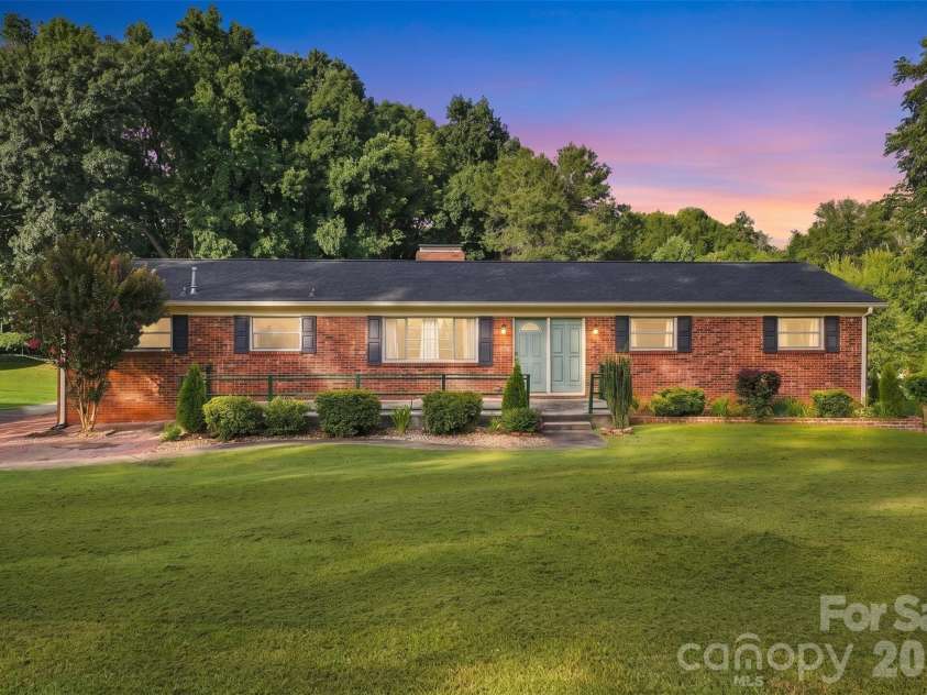 9716 Sunway Drive, Charlotte, NC 28227.  MLS# CAR4412127, YatesRealty ID 43452. 