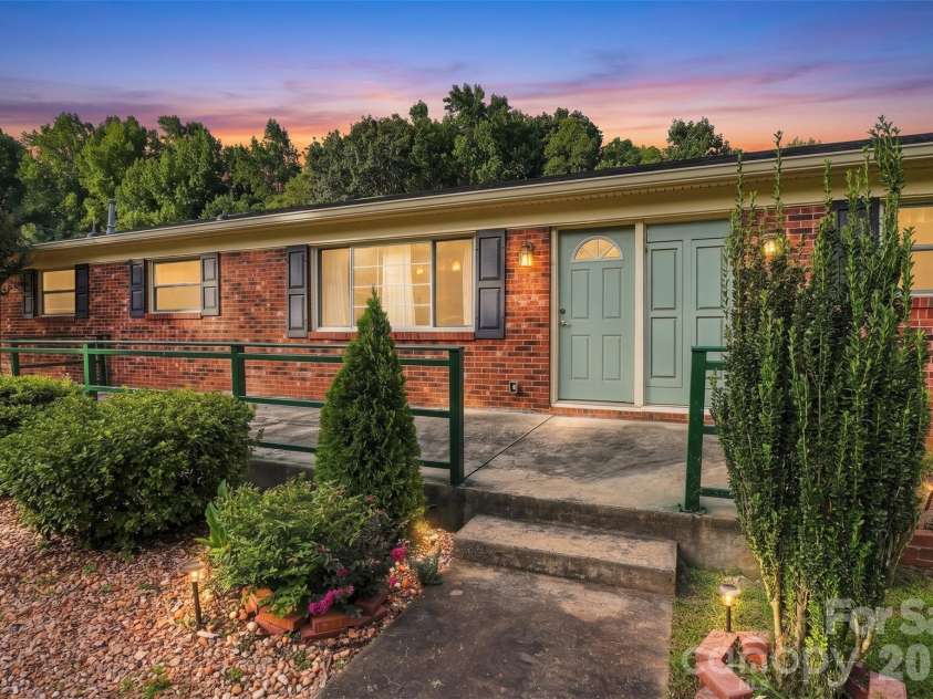 9716 Sunway Drive, Charlotte, NC 28227.  MLS# CAR4412127, YatesRealty ID 43452. 