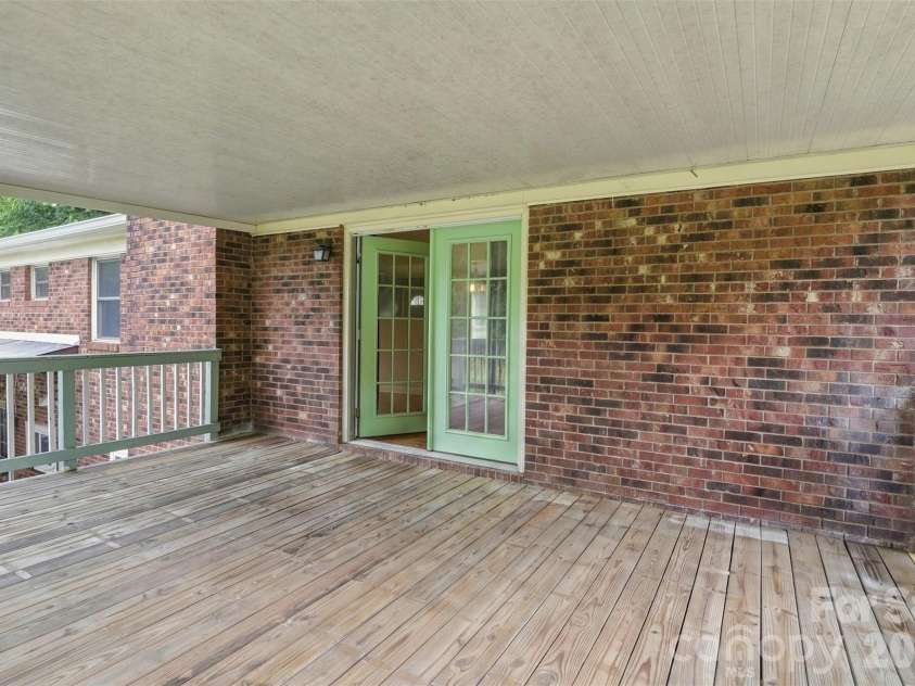 9716 Sunway Drive, Charlotte, NC 28227.  MLS# CAR4412127, YatesRealty ID 43452. 