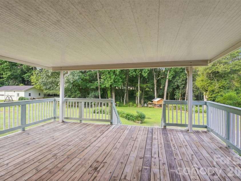 9716 Sunway Drive, Charlotte, NC 28227.  MLS# CAR4412127, YatesRealty ID 43452. 