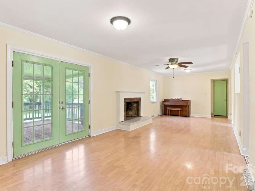9716 Sunway Drive, Charlotte, NC 28227.  MLS# CAR4412127, YatesRealty ID 43452. 