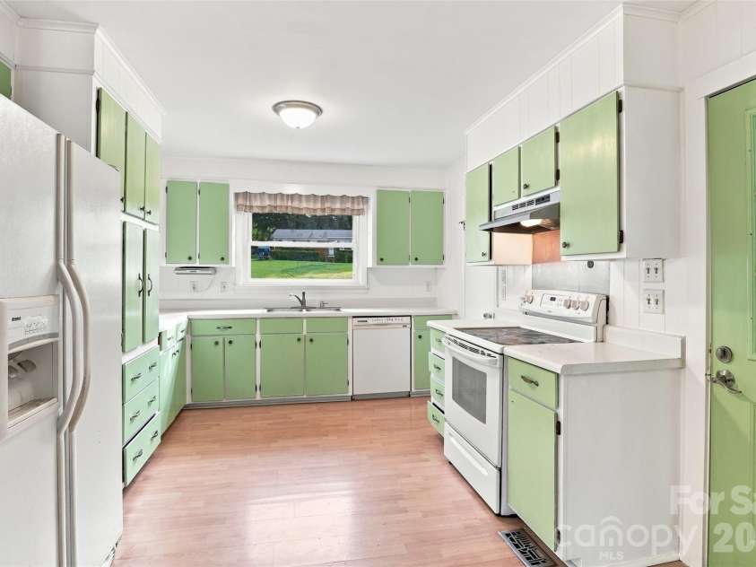 9716 Sunway Drive, Charlotte, NC 28227.  MLS# CAR4412127, YatesRealty ID 43452. 