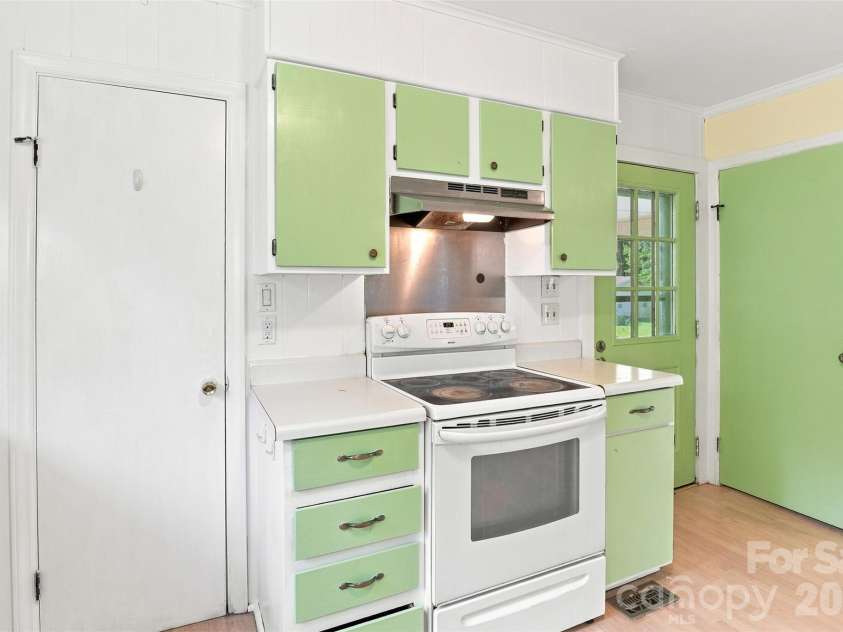 9716 Sunway Drive, Charlotte, NC 28227.  MLS# CAR4412127, YatesRealty ID 43452. 