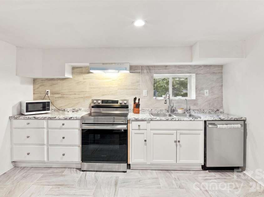 9716 Sunway Drive, Charlotte, NC 28227.  MLS# CAR4412127, YatesRealty ID 43452. 