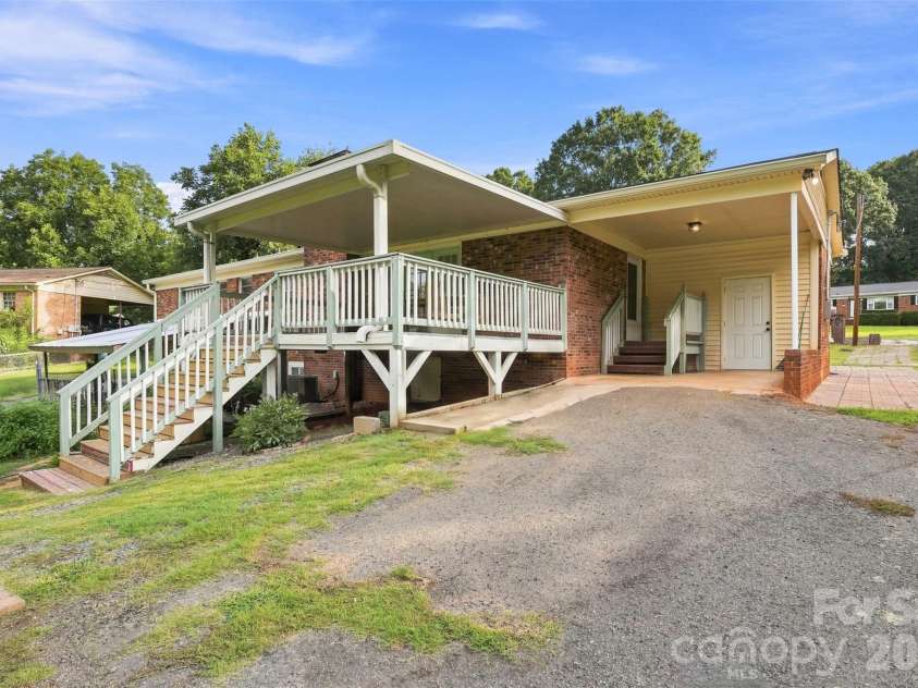9716 Sunway Drive, Charlotte, NC 28227.  MLS# CAR4412127, YatesRealty ID 43452. 