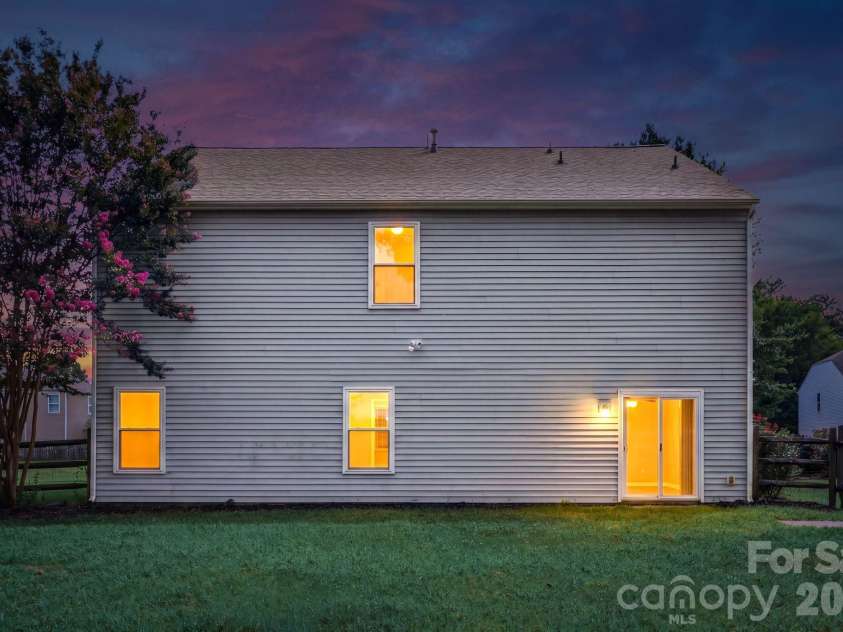 12821 Silvaire Farm Road, Charlotte, NC 28278.  MLS# CAR4406945, YatesRealty ID 43464. 