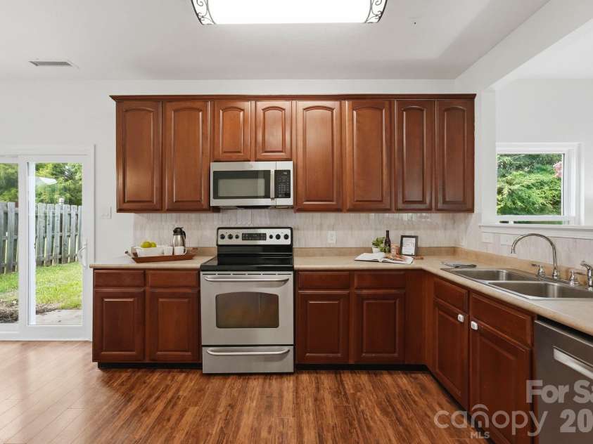 12821 Silvaire Farm Road, Charlotte, NC 28278.  MLS# CAR4406945, YatesRealty ID 43464. Kitchen
