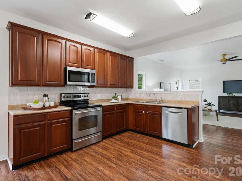 12821 Silvaire Farm Road, Charlotte, NC 28278.  MLS# CAR4406945, YatesRealty ID 43464. Kitchen