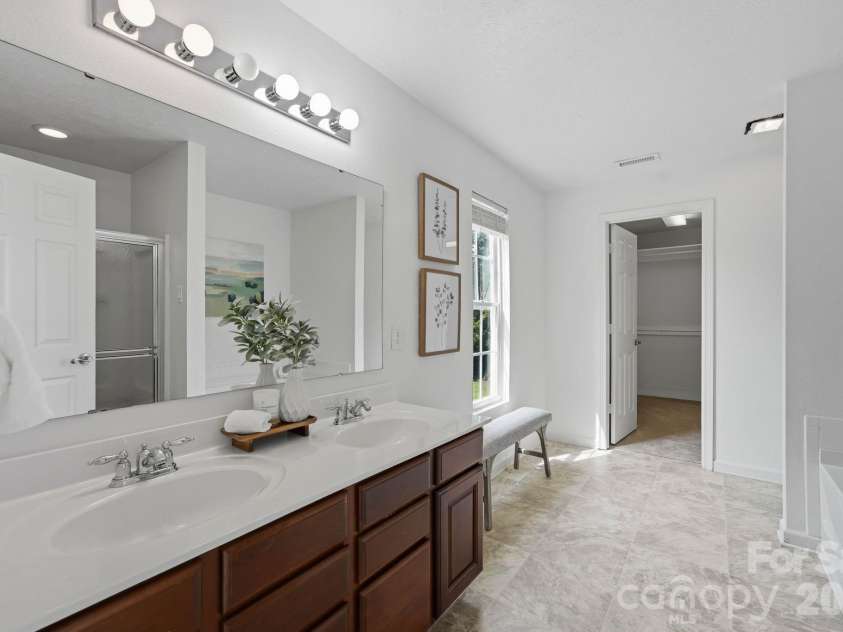 12821 Silvaire Farm Road, Charlotte, NC 28278.  MLS# CAR4406945, YatesRealty ID 43464. Primary bath