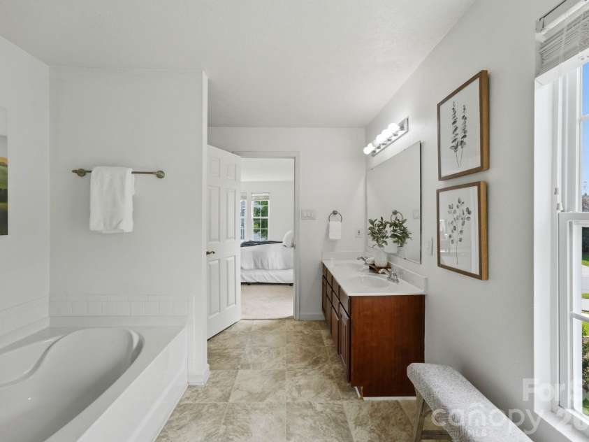12821 Silvaire Farm Road, Charlotte, NC 28278.  MLS# CAR4406945, YatesRealty ID 43464. Primary Bath