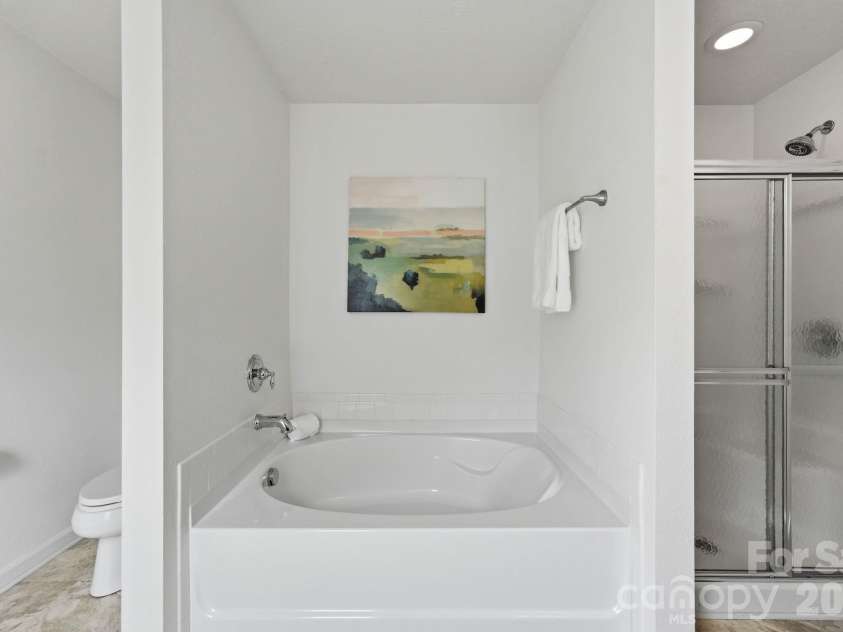 12821 Silvaire Farm Road, Charlotte, NC 28278.  MLS# CAR4406945, YatesRealty ID 43464. Primary bath
