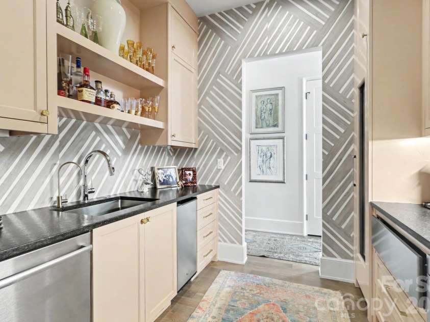 2310 Beverly Drive, Charlotte, NC 28207.  MLS# CAR4395638, YatesRealty ID 43467. 
