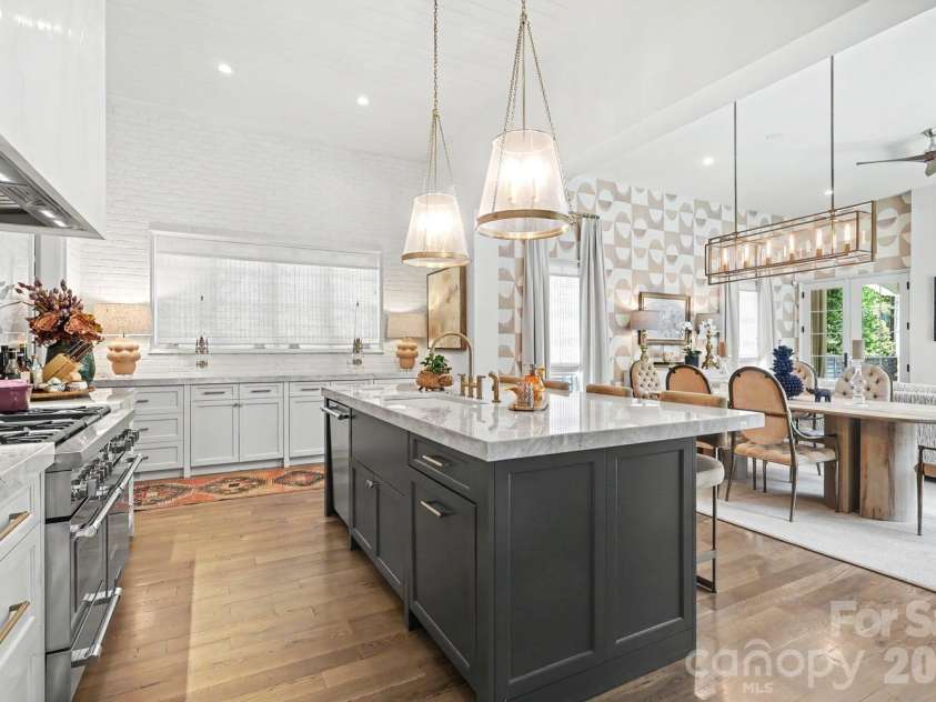 2310 Beverly Drive, Charlotte, NC 28207.  MLS# CAR4395638, YatesRealty ID 43467. 